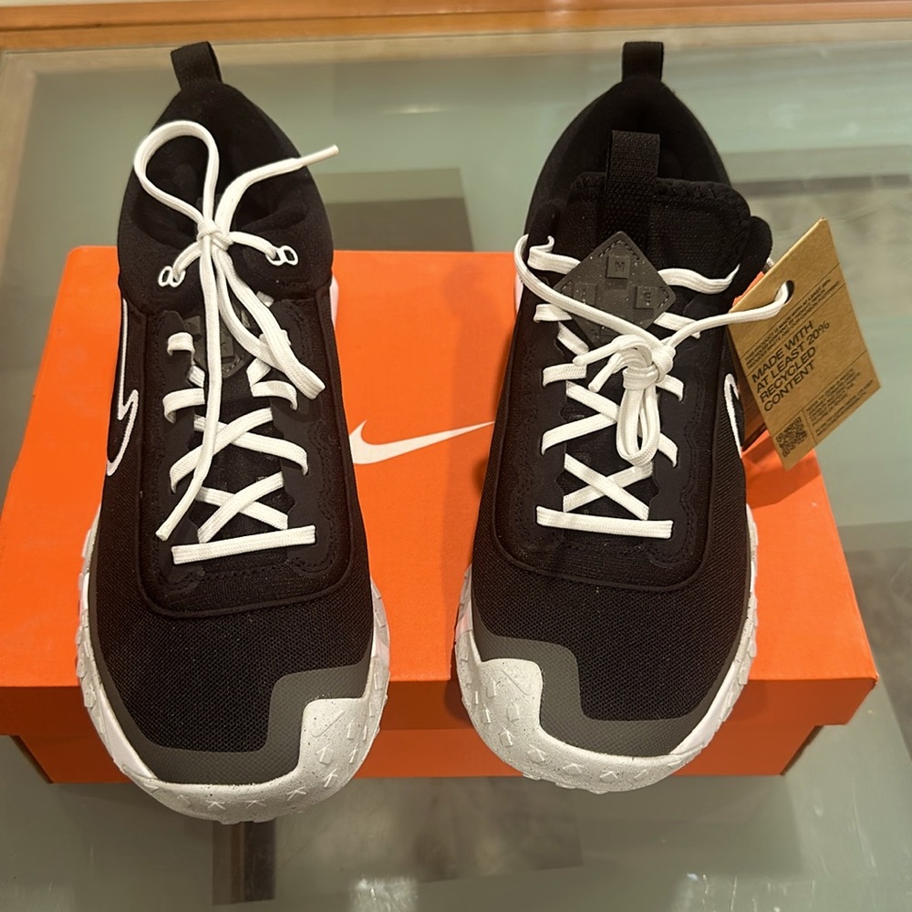 Nike. Air Diamond Varsity Turf Sneakers New never worn